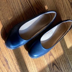 Naturalizer black leather ballet flats